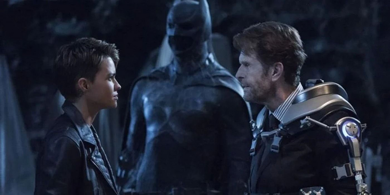 Kevin Conroy playing a retired Bruce Wayne in the WB series during their Flashpoing crossover